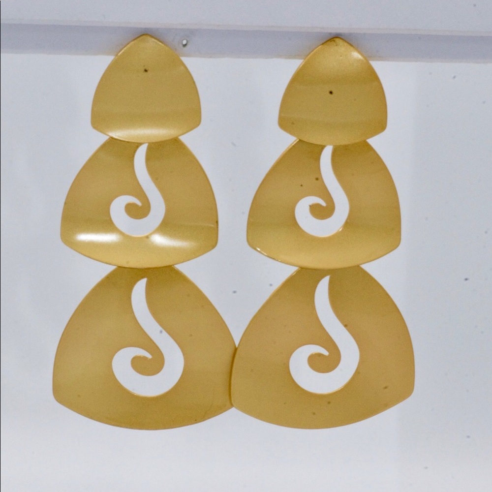 Egyptian droop earring.